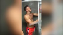 Un homme fait une mauvaise blague à son ami pendant qu'il se douche !