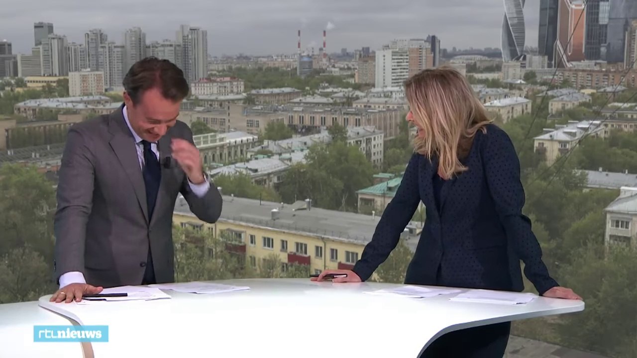 Fou rires des journalistes après un reportage d'un festival avec des personnes nues