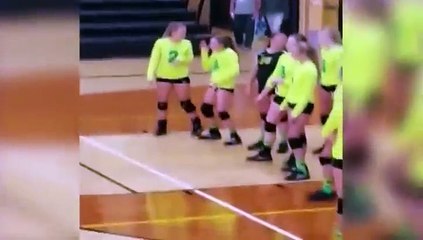 Une jeune volleyeuse débute très mal son entrainement