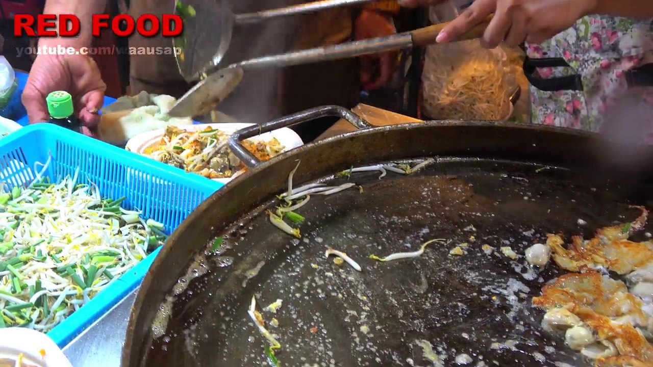 Street food   The Best Egg Seafood Pancake Ever - Street food in Thailand