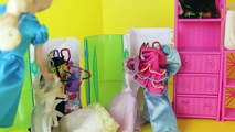 Et poupées gelé centre commercial parodie achats avec Barbie disney elsa prince hans barbie disneycar