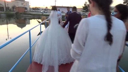 Düğün Salonu Yetkilisinden Çiftlere Sandallı Nostalji Yolculuğu