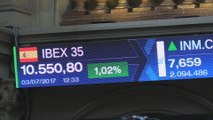 El Ibex 35 avanza un 1% al mediodía animado por la banca