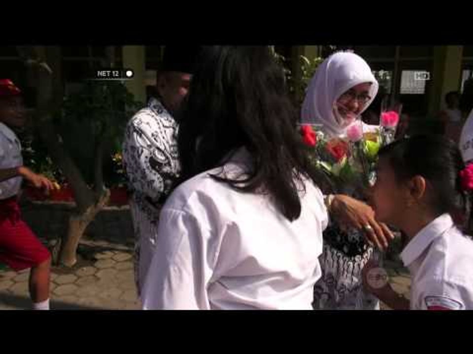 Sejumlah siswa sekolah dasar di Jombang berikan kado untuk guru mereka - NET12