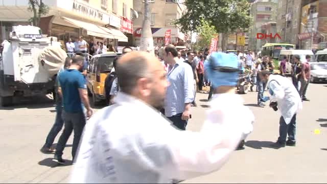Diyarbakır Önce Çocuğunu Almaya Gelen Eşinin Yakınlarına Sonra da Polislere Ateş Açtı