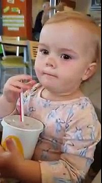 Une enfant goûte du Coca-Cola pour la première fois