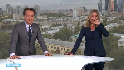 Deux journalistes ont un fou rire en apercevant un homme nu en direct.