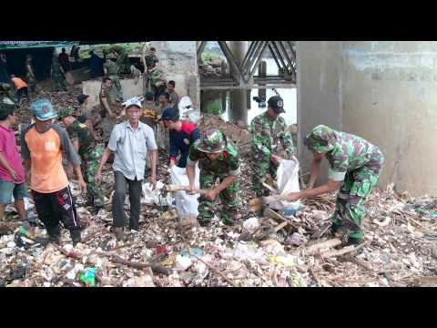 Aksi bersih-bersih sungai Ciliwung sekitar 7 ton sampah berhasil diangkut _ NET12