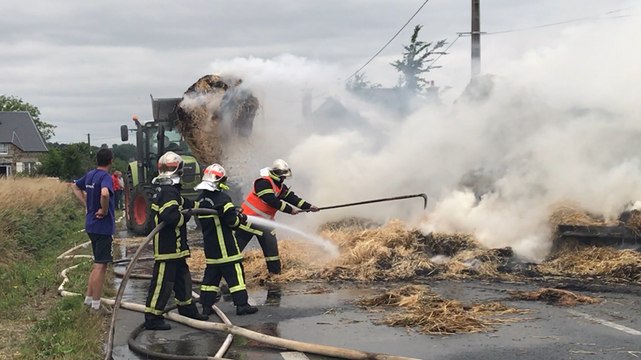 Camion de paille en feu à la sortie de Vire