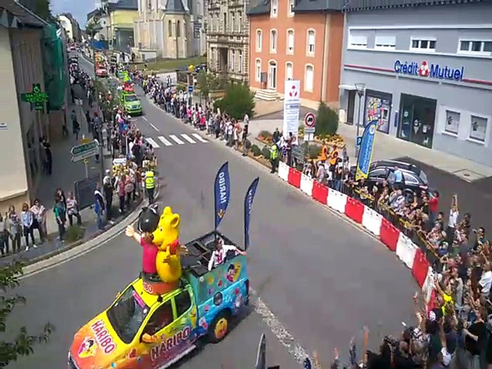 Tour de France: le passage de la caravane publicitaire à Audun