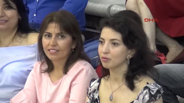 Samsun Iki Çocuk Annesi 68 Yaşında Tıp Fakültesinden Mezun Oldu