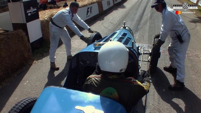 Cette voiture Bugatti de 90 ans roule à toute vitesse !
