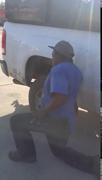 Il s'étouffe au déjeuner avec un piment avalé de travers...