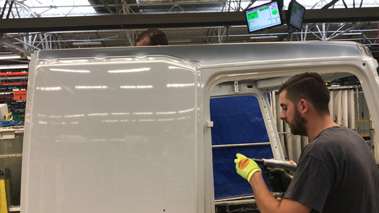 Comment Renault Trucks fabrique ses camions ? Etape 2 : l'habillage des cabines.