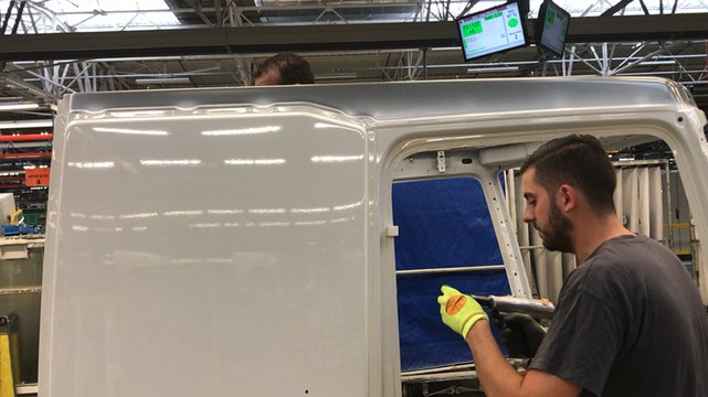 Comment Renault Trucks fabrique ses camions ? Etape 2 : l'habillage des cabines.