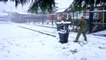 Une bataille de boules de neige entre des policiers et des ouvriers en Chili