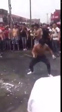 Ce fou s'explose des bouteilles de bières sur la tête