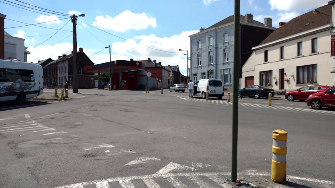 Les conducteurs inconscients coupent la route de ceux venant en face à la place Mayence à Jumet