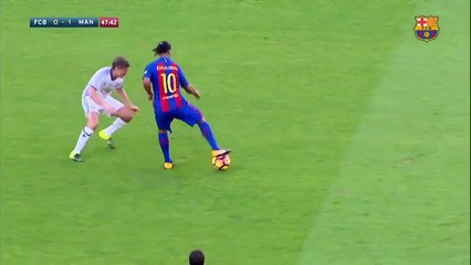 Ronaldinho fait le show au Camp Nou et humilie un joueur