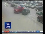 #أون_لاين | شاهد .. عجوز يصطدم بأكثر من 6 سيارات أثناء محاولته الخروج من الجراج