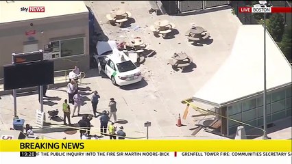 EN DIRECT - Boston: Une voiture fonce dans la foule devant l'un des aérogares de l'aéroport international