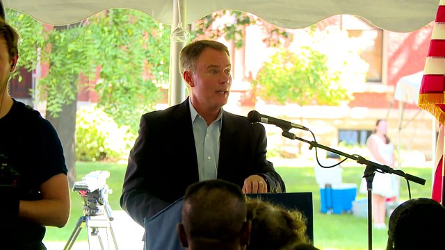 Nearly 100 People Become US Citizens During Ceremony in Indianapolis