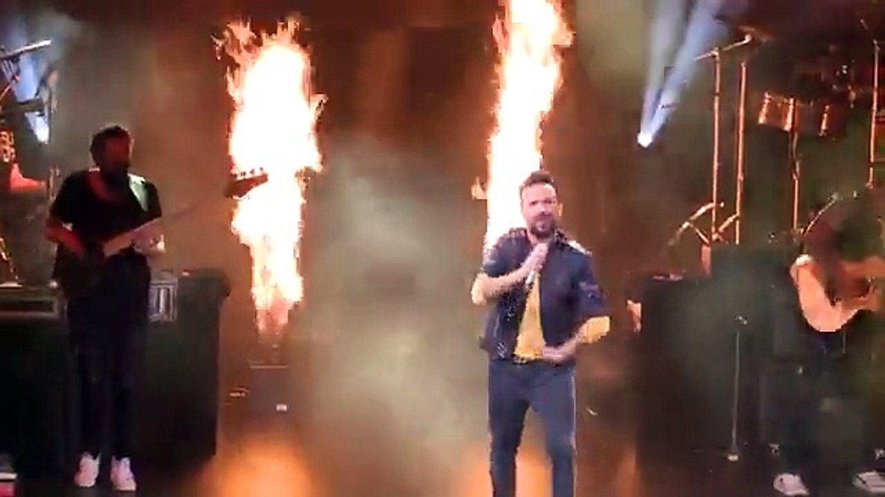 Tarkan - Çay Simit (Canlı Performans - Harbiye Cemil Topuzlu Açıkhava Tiyatrosu)