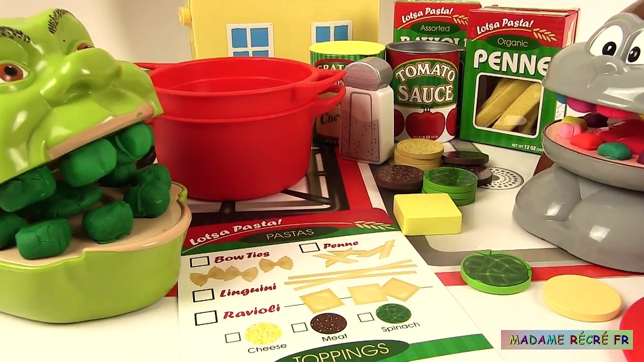 Shrek et le Singe Mangent des Pâtes Italiennes Bolognese Ravioli