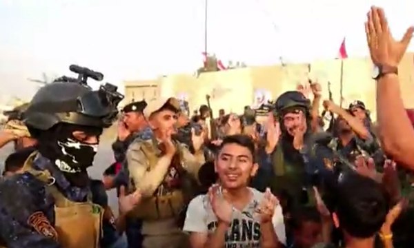 Warga & Tentara di Mosul Rayakan Kemenangan Atas ISIS