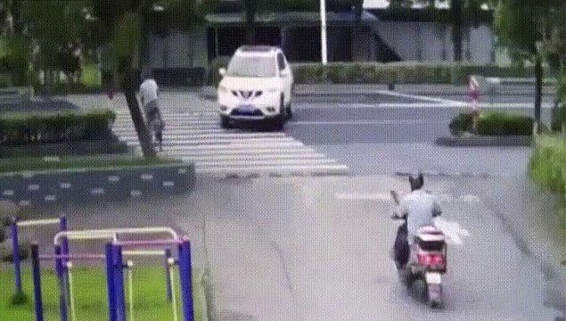 En Chine,un cycliste frôle la mort lorsqu'une voiture passe par dessus de sa tête