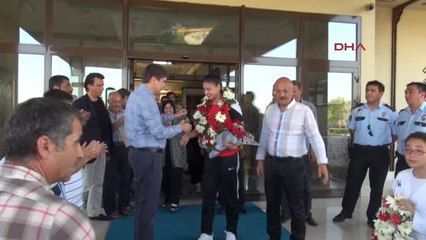 Dünya Şampiyonu Tekvandocu Çiçeklerle Karşılandı