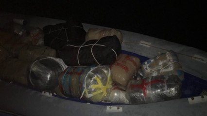 Ora News - Sekuestrohet 750 kg kanabis, trafikantët braktisin gomonen