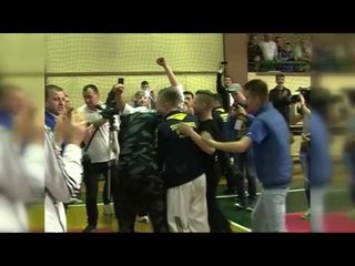 Adoleshenti boshnjak thyen me kokë 111 tulla