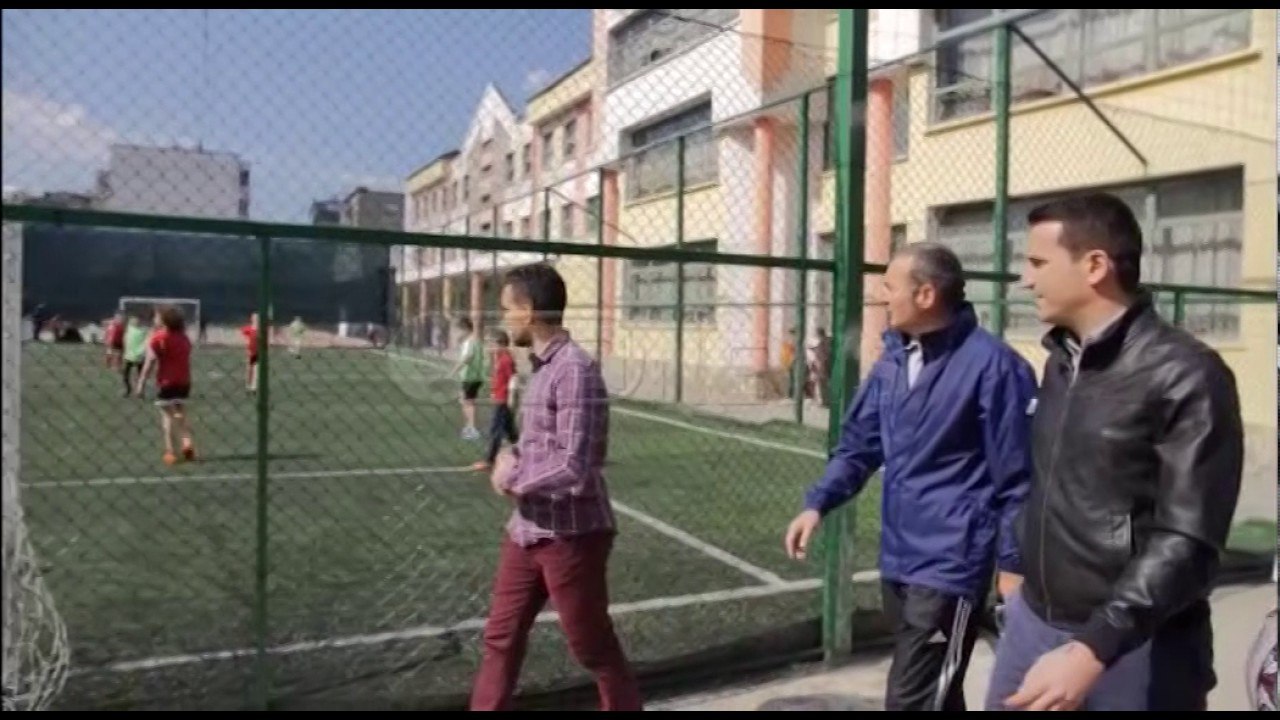 Ora News -  Veliaj peruron dy fushat e reja sportive të shkollës Vasil Shanto