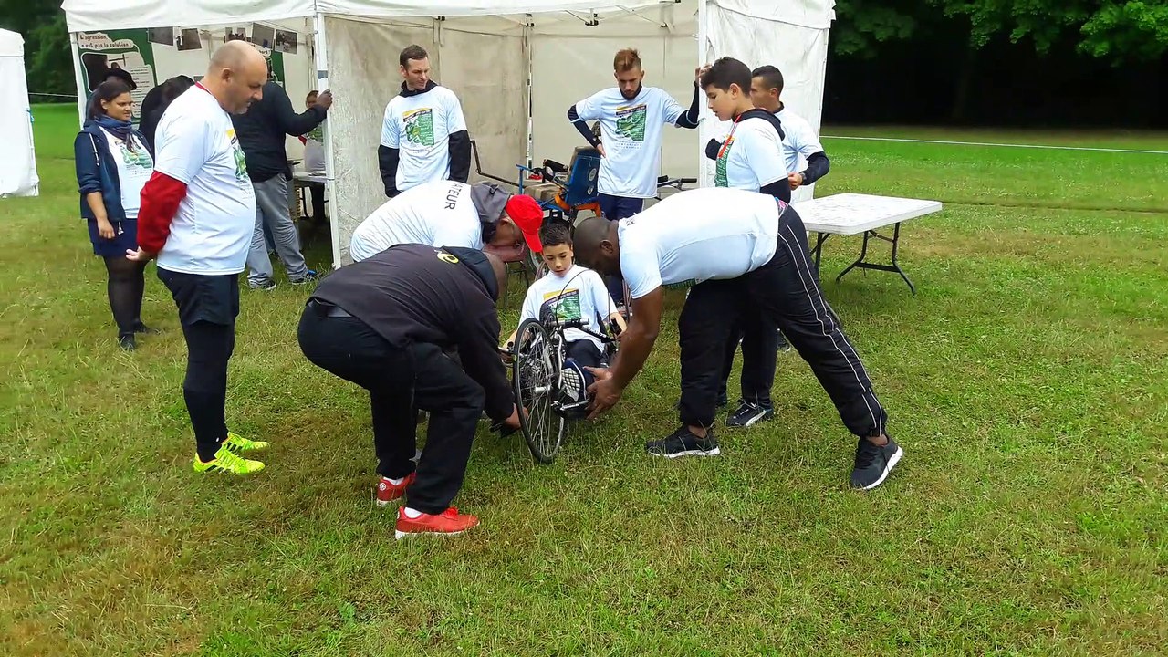 STAND HANDISPORTS AVEC LES BOUCHONS DE L'ESPOIR