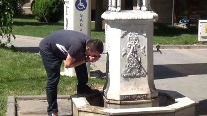 Sıcaktan Bunalan Çocuklar Süs Havuzunda Serinledi