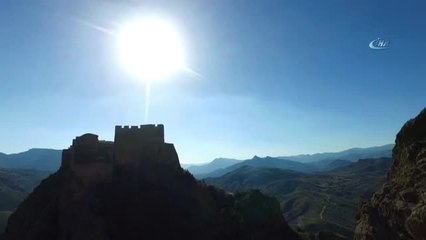 Zindanları, Su Sarnıçları ve İbadethanesi Hala Ayakta Olan Keçikale Havadan Görüntülendi