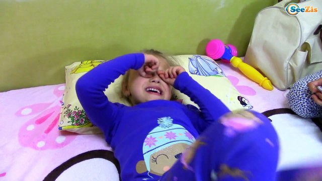 Giant baby bottles Crying Babies! Bad Baby Playing Doctor & Learn Colors