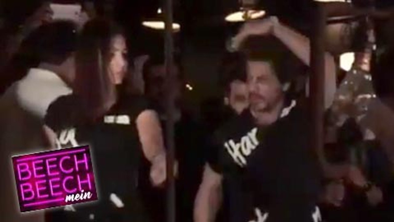 Shahrukh Khan & Anushka Sharma Groove To Beech Beech Mein LIVE In A Pub | Jab Harry Met Sejal