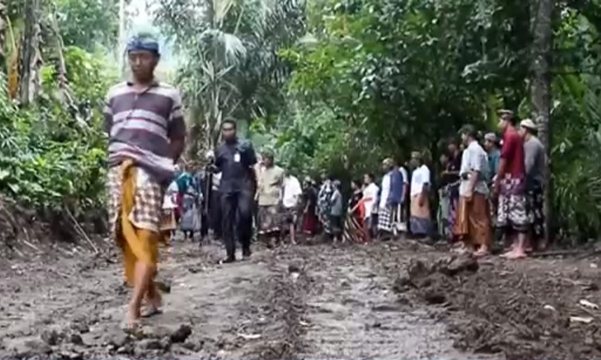 TNI Bantu Pembangunan Jalan untuk Akses Warga Bali