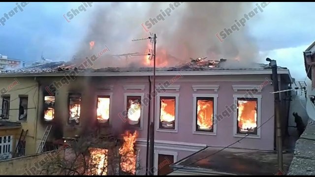 Report TV - Shkodër,digjet shtëpia, gruaja: Një njeri ka mbetur brenda