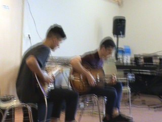 M2U02377 duo eleves sur theme de blues