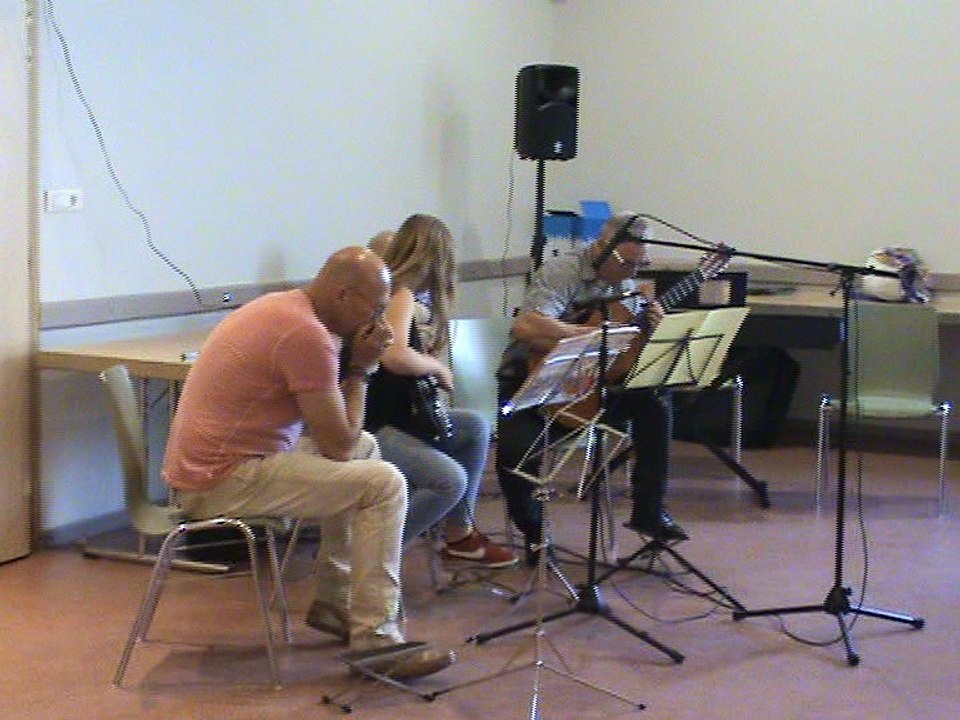 M2U02388 trio eleve à la basse et prof guitare et harmonica