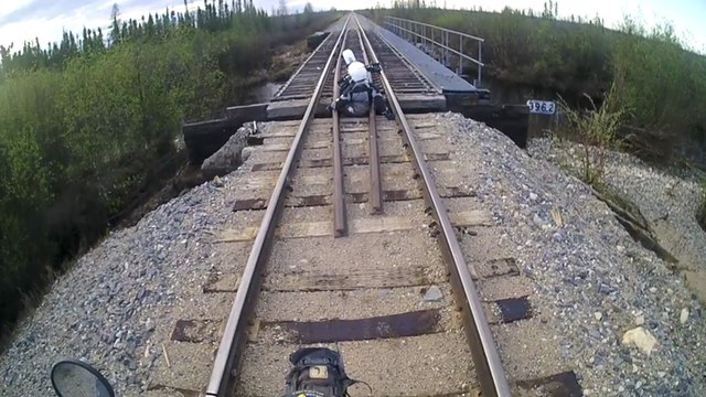 Un motard se retrouve coincé sur une voie ferrée