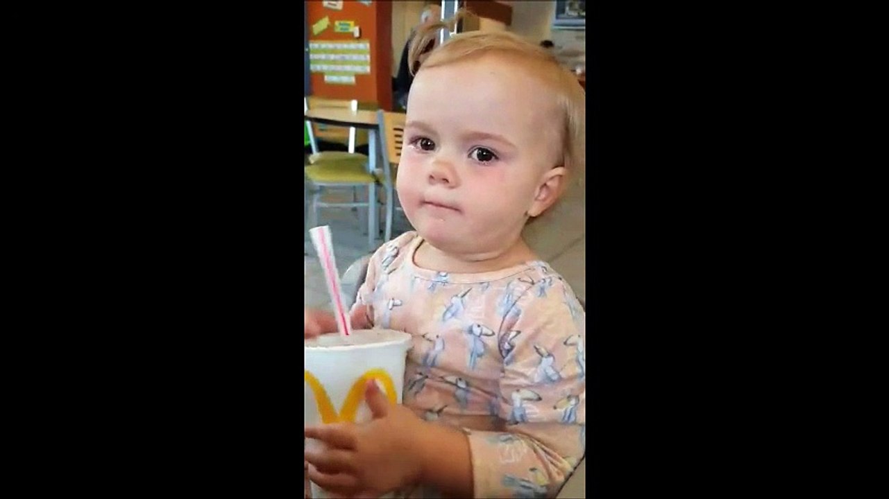 La réaction de cette petite fille qui goûte à sa toute première gorgée de Coca va vous faire votre journée