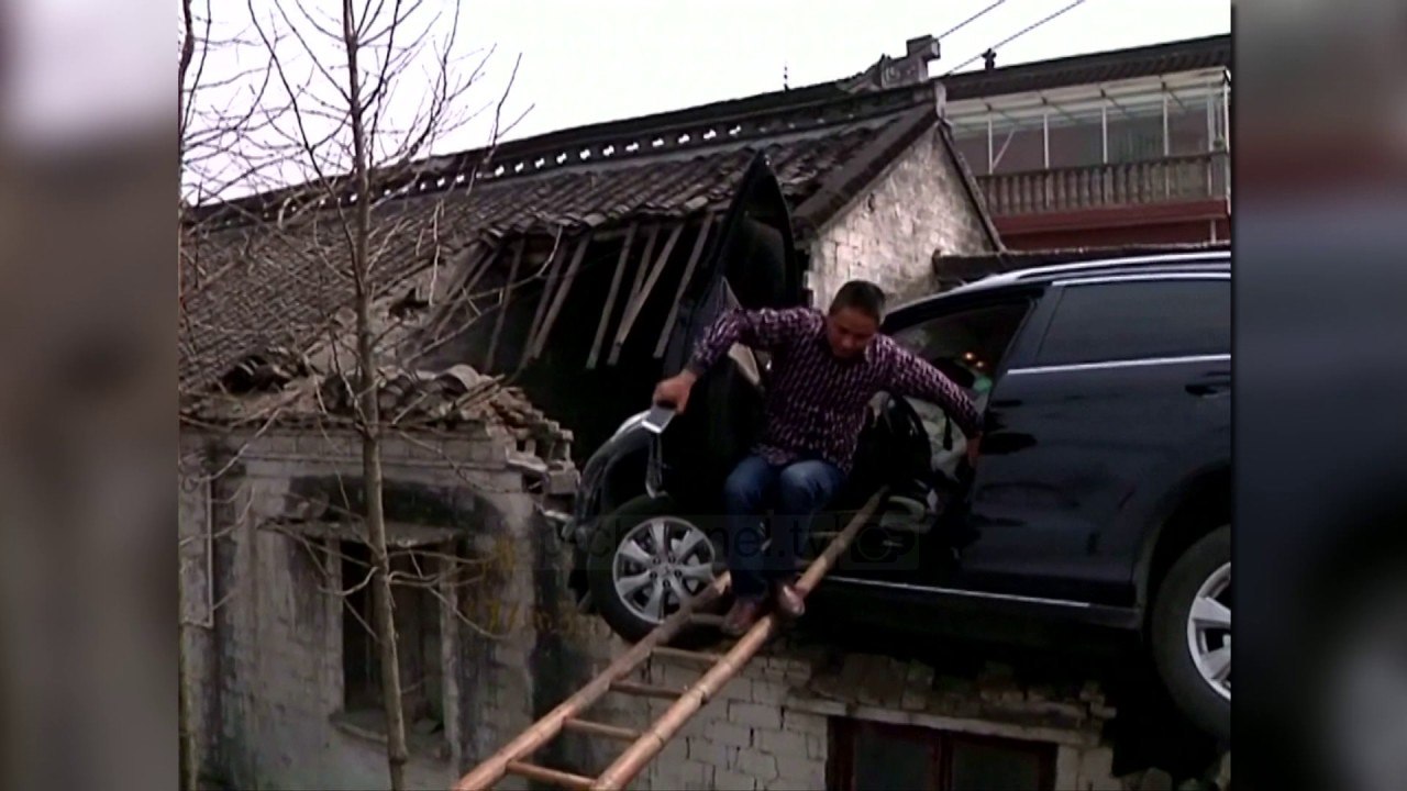 Aksidenti qesharak!  Kinë, makina ngec në një çati - Top Channel Albania - News - Lajme