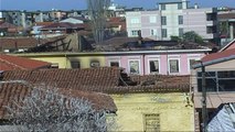 Një ditë pas zjarrit, mbetën pa kryefamiljarin dhe shtëpinë - Top Channel Albania - News - Lajme