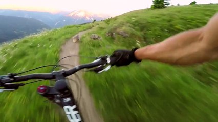 Un vététiste fait une course-poursuite avec une marmotte !