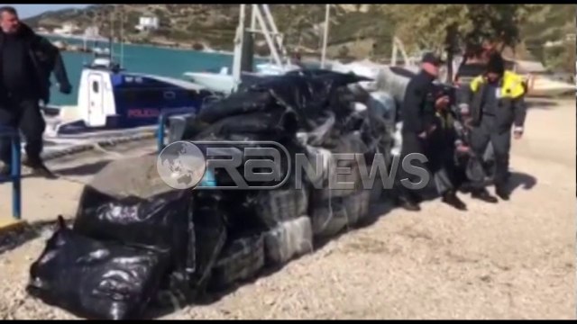 Ora News - Vlorë - Nxirret gomonia e braktisur, dyshohet se kishte 1.2 ton kanabis