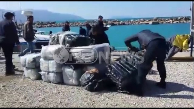 Ora News - Vlorë - Nxirret gomonia e braktisur, dyshohet se kishte 1.2 ton kanabis